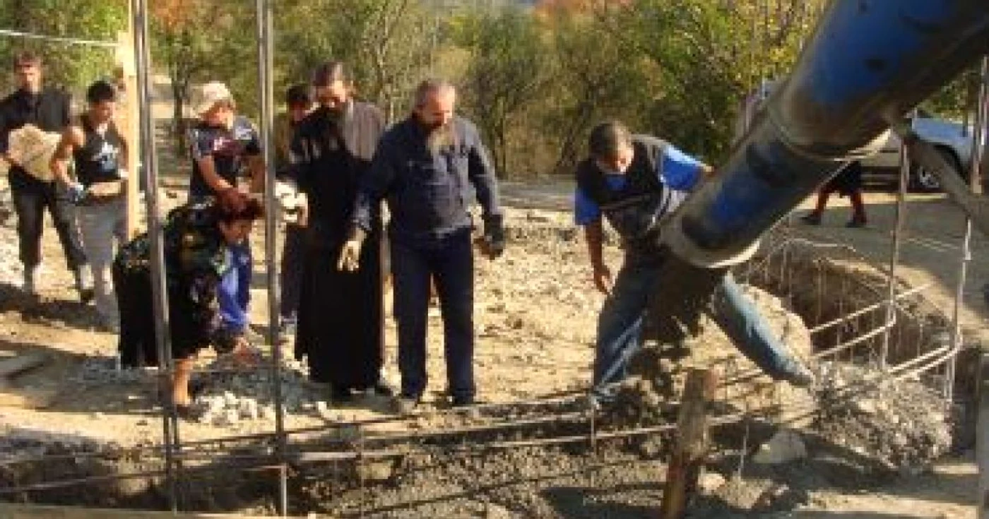 Râmnicu Vâlcea: În Gruiul Lupului se construieşte o Mănăstire pentru călugări unde slujbele se vor face la miezul nopţii (GALERIE FOTO)