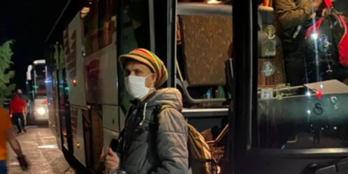 Srilankezi din Botoşani abandonaţi la Otopeni Sursa Facebook Violeta Alexandru