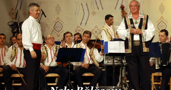 Nelu Bălăşoiu(drepta), pe scenă