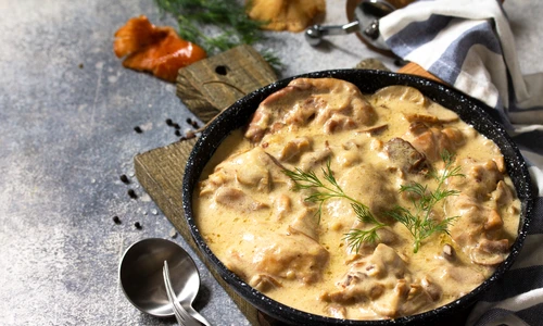 Pui cu ciuperci si smantana  Sursa foto shutterstock 1555702478 jpg