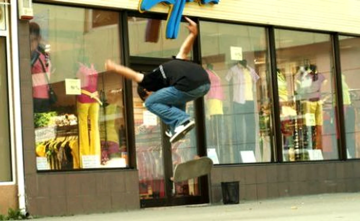 
    Adolescenţii se mândresc cu trickurile învăţate pe Internet. Foto: D. Guţă  