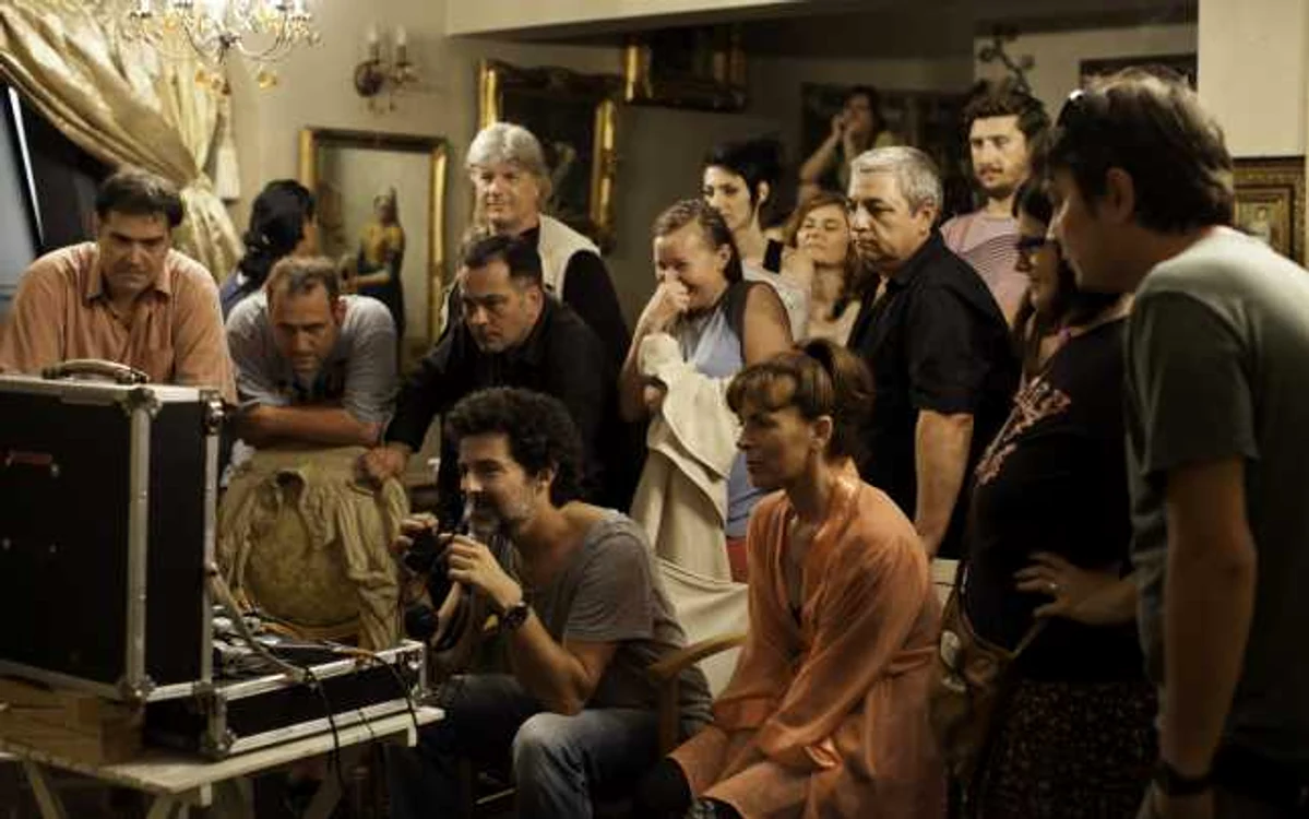 Echipa filmului, strânsă în jurul monitorului pe care urmăreşte dubla filmată FOTO Transilvania Film
