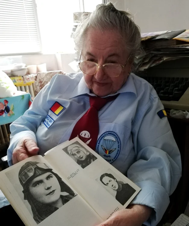 Florica Ioniță ne-a arătat albumul cu poze din tinerețe, pe când salturile cu parașuta și zborurile cu avionul erau la ordinea zilei