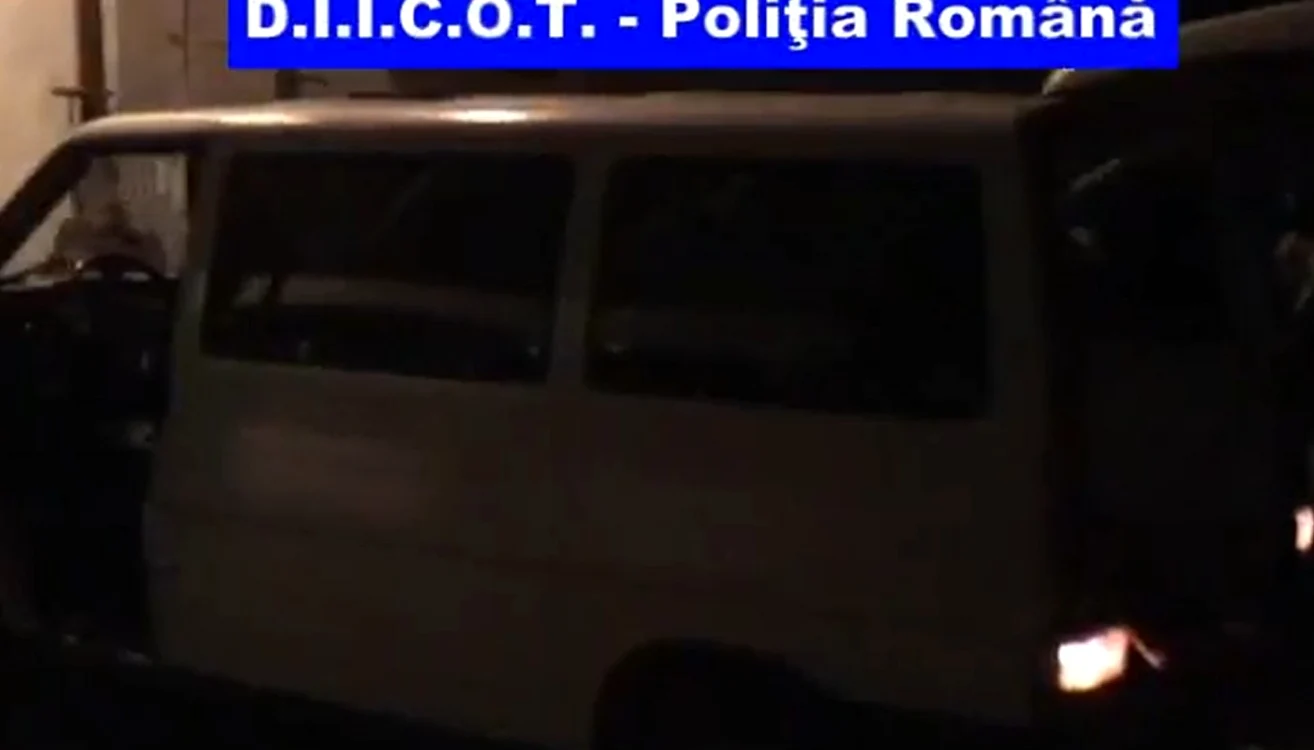 Portierele maşinii erau burduşite cu droguri. FOTO captură DIICOT