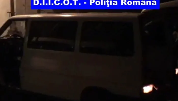 Portierele maşinii erau burduşite cu droguri. FOTO captură DIICOT