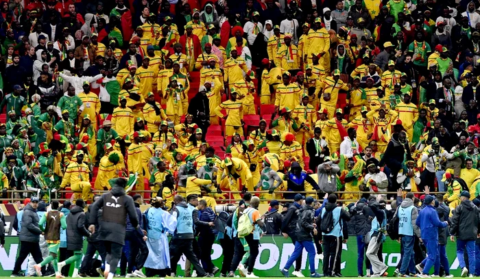 Susținătorii lui Senegal au încercat îndelung să intre pe teren, furioși pe meci (FOTO: EPA)