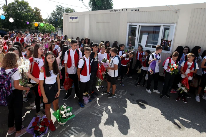 
    Containerele au fost amplasate în curtea școlii, astfel că elevii din clasele mai mari nu s-au mai putut întâlni la careu Fotografii: Sever Gheorghe  