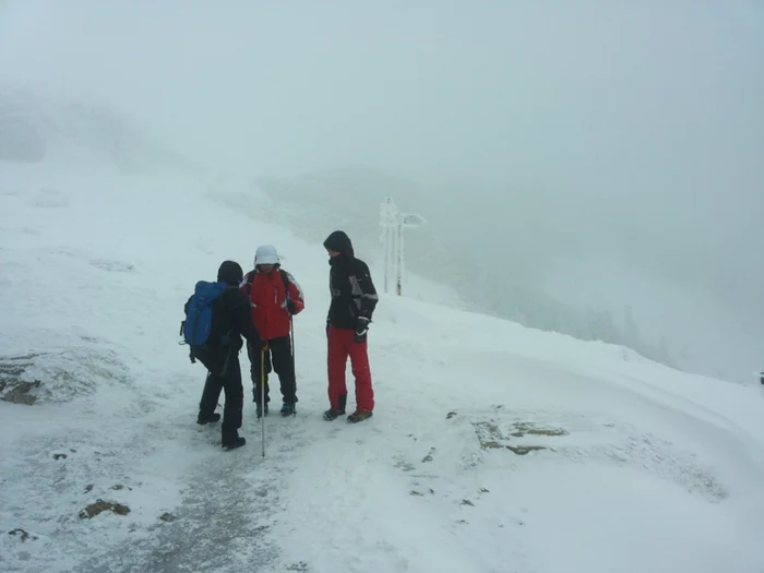 Turiştii s-au pierdut din cauza viscolului puternic şi a vizibilităţii reduse FOTO Adevărul