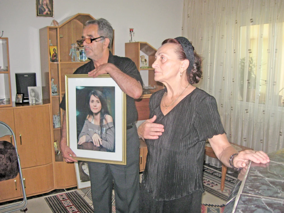 Ion şi Eugenia Manole îşi plâng fiica moartă în 2010 jpeg