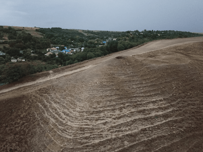 Masacru arheologic la Bacău. Un site arheologic de o valoare inestimabilă este distrus de săteni ca să își construiască locuințe