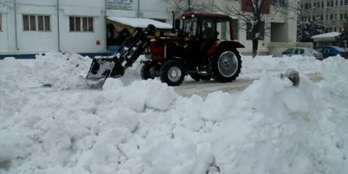 Se intervine cu 22 de utilaje şi trei autobasculante 