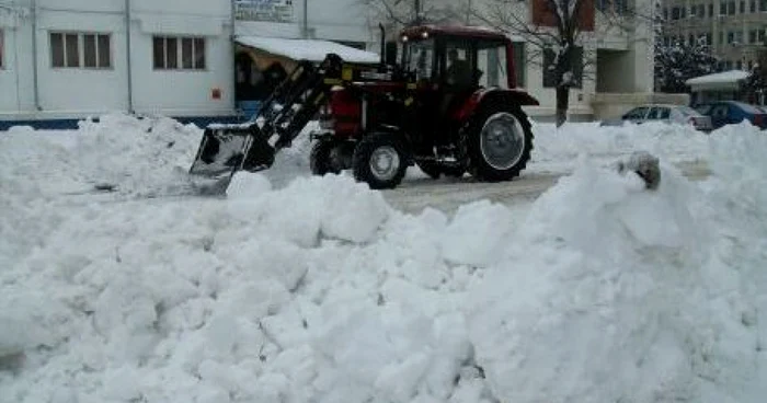 Utilajele acţionează pentru îndepărtarea zăpezii  foto: arhivă