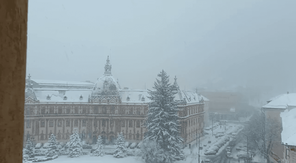 Iarna a revenit în forță la Brașov, în prag de Paște. Drumurile blocate de șoferii cu cauciucuri de vară FOTO VIDEO