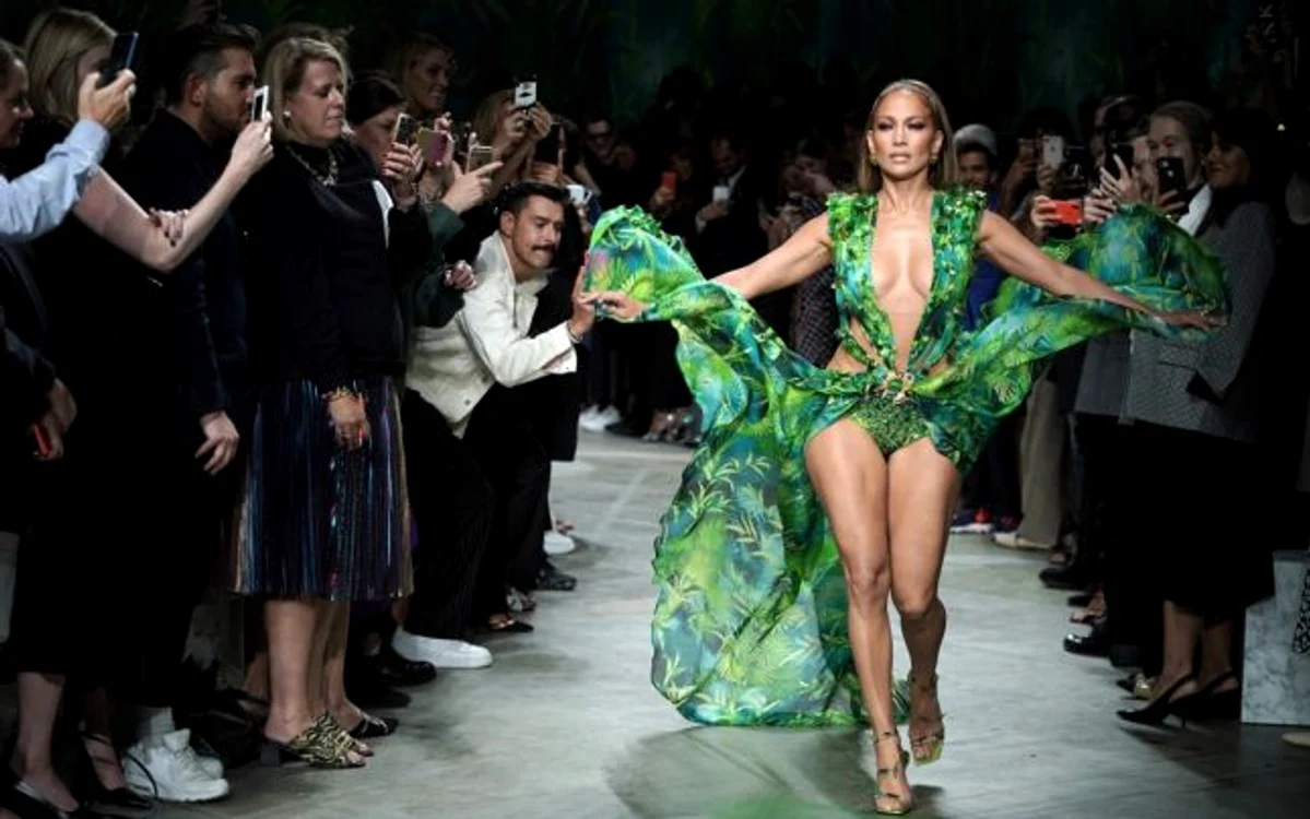 Jennifer Lopez şi varianta modernă a rochiei Versace care a inspirat crearea Google Images FOTO Getty Images