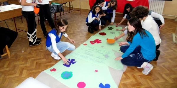 Elevii muncesc după ore la cea mai mare felicitare de Crăciun
