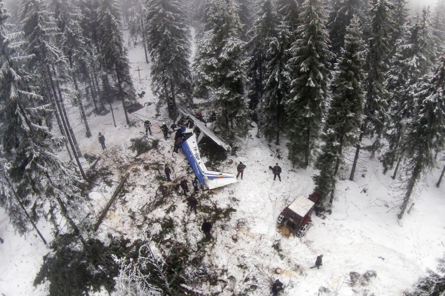 Zece ani de la accidentul aviatic din Apuseni, în care şi-au pierdut viaţa Adrian Iovan şi Aura Ion. Filmul tragediei