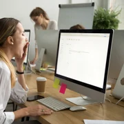 Angajat plictisit computer birou FOTO Shutterstock jpg
