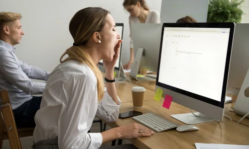 Angajat plictisit computer birou FOTO Shutterstock jpg