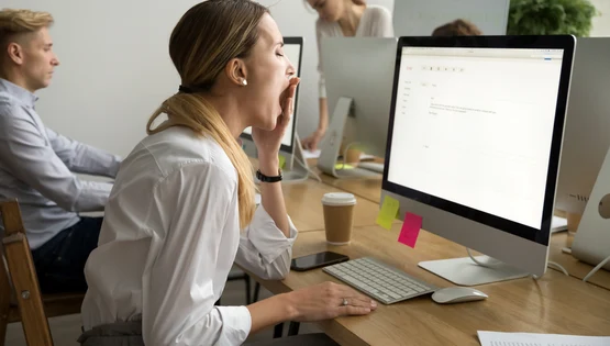 Angajat plictisit computer birou FOTO Shutterstock jpg
