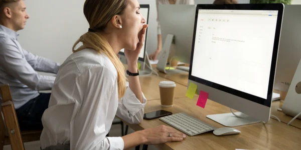Angajat plictisit computer birou FOTO Shutterstock jpg