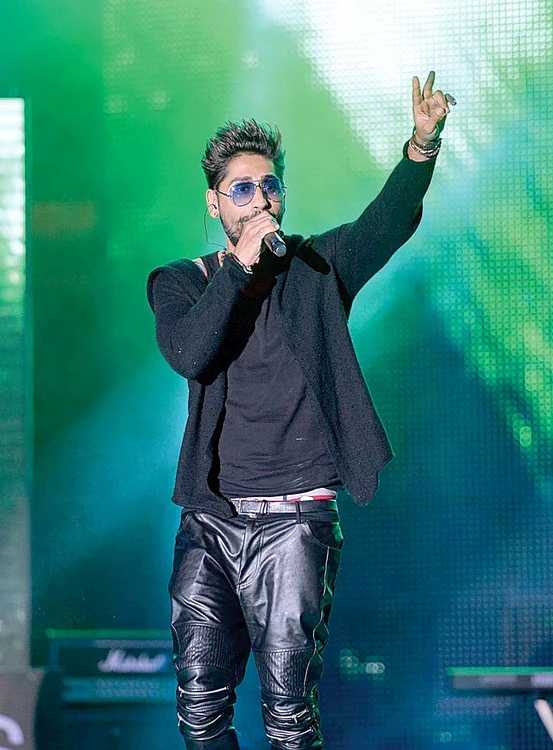 Connect-R are concerte pe bandă rulantă