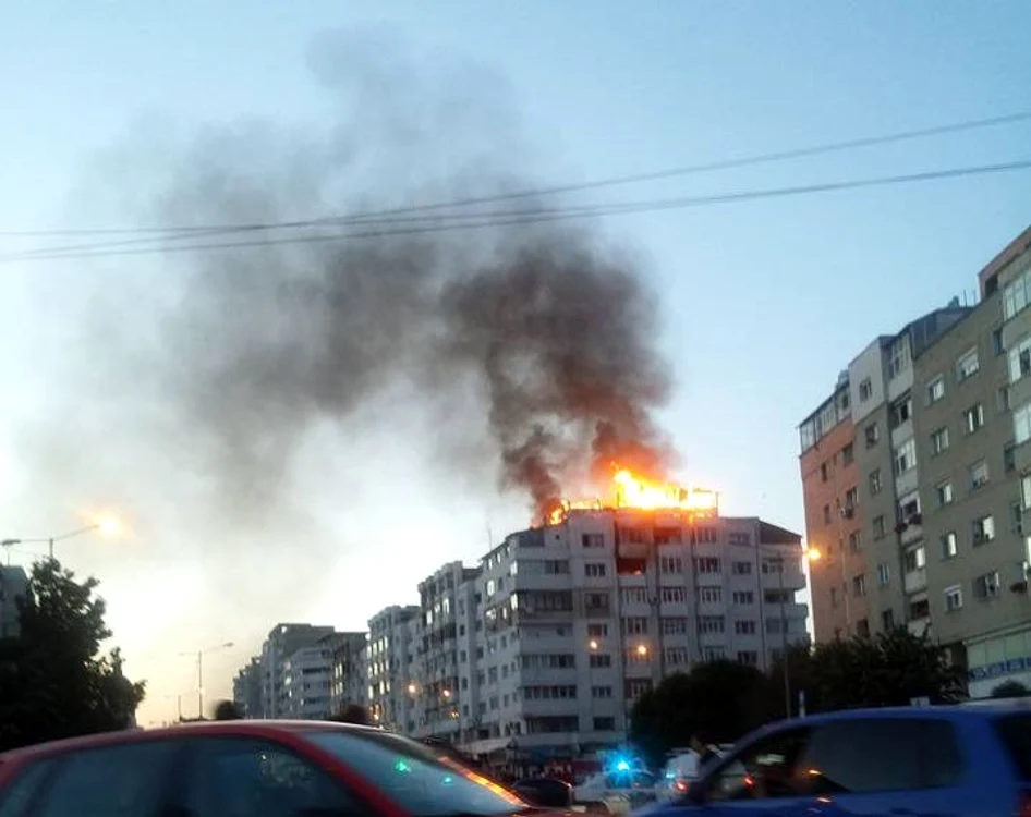 
    Incendiul a cuprins două blocuri de locuințe din zona centrală a orașului Bacăufoto: Facebook  