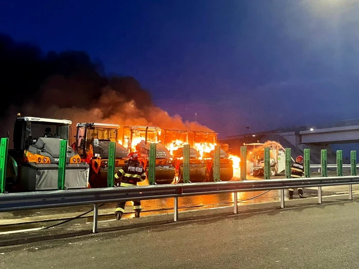 Pompierii acţionează pentru lichidarea incendiului FOTO: ISU Olt