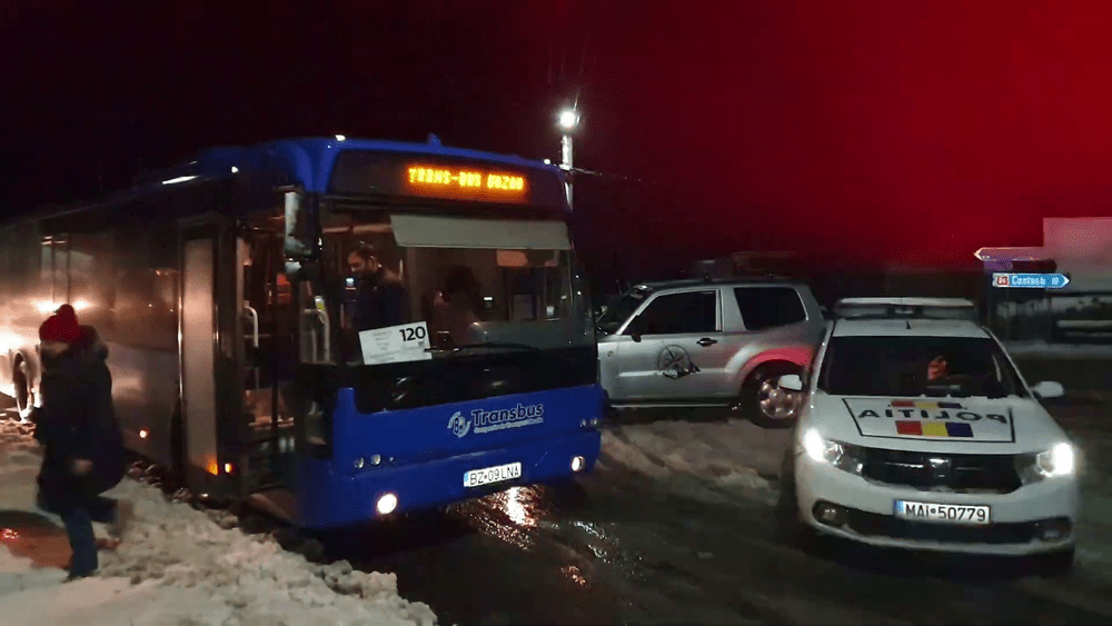 Autobuze scoase din nămeți de un buldoexcavator. Buzăul, sub cod portocaliu de viscol VIDEO 