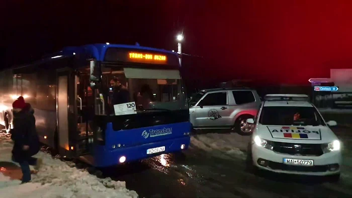 Navetiștii au stat trei ore în blocaj. FOTO Iulian Bunilă