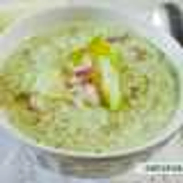 Meniu raw vegan de Paşti - supa rece de castraveţi cu tofu şi andive Sursă foto mancamsanatos.ro