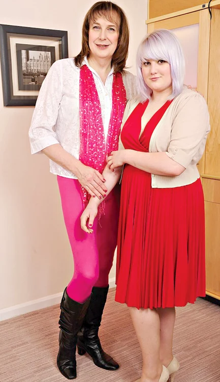 De când a devenit femeie, tatăl imită gesturile şi vestimentaţia fiicei