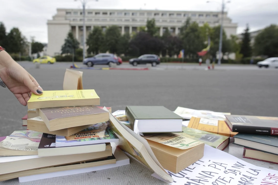 Eveniment Biblioteca pentru Pop în Piaţa Victoriei FOTO Inquam Photos Octav Ganea