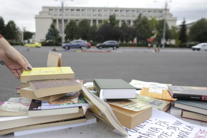 Oamenii aduc cărţi pentru evenimentul Biblioteca pentru Pop, în Piaţa Victoriei. FOTO Inquam Photos / Octav Ganea