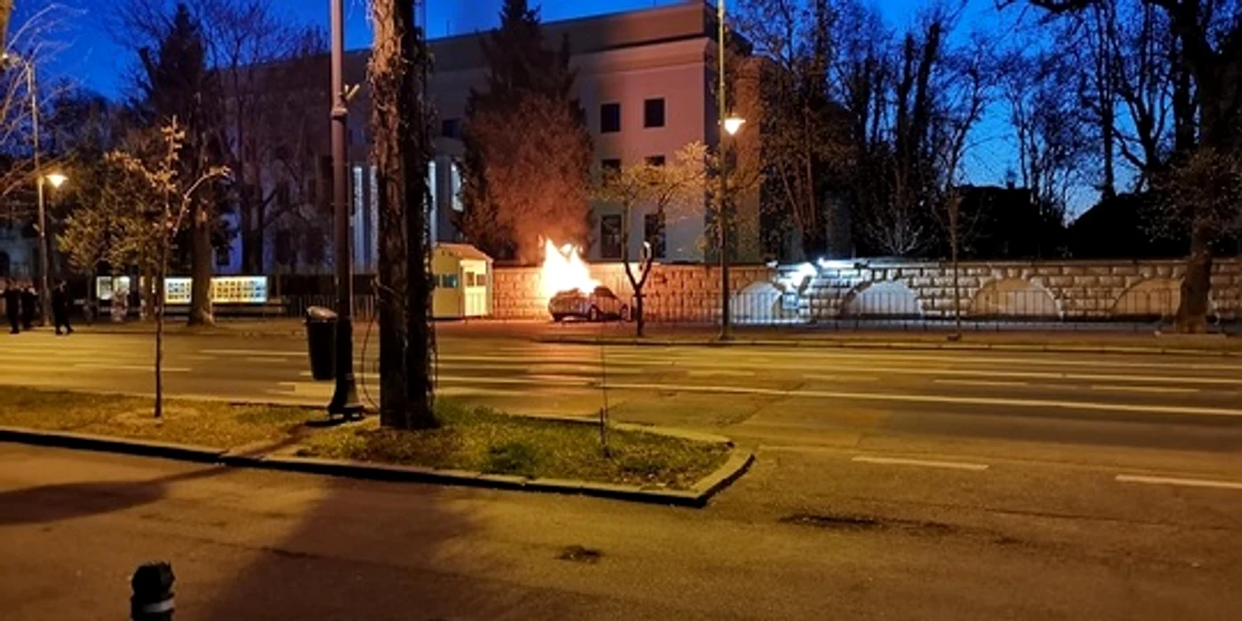 Maşina care a luat foc foto: Facebook / Tudor Bogdan Teodorescu