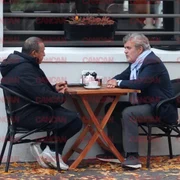 Murat Buyukerk și Bruno Le Roy savurând relaxați o cafea în centrul Capitalei FOTO Cancan jpg