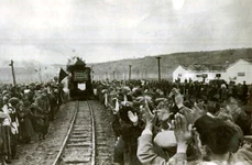 Miting cu ocazia dării în exploatare a celor două linii forestiere construite pe şantierele naţionale ale tineretului la Cerna Jiu şi Osana Cracău, în 1955 (© Fototeca online a comunismului românesc”, cota: 197/1955)