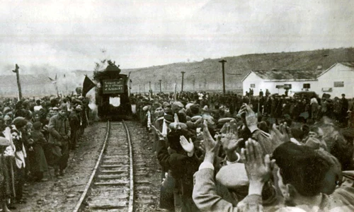 Miting cu ocazia dării în exploatare a celor două linii forestiere construite pe şantierele naţionale ale tineretului la Cerna Jiu şi Osana Cracău, în 1955 (© Fototeca online a comunismului românesc”, cota: 197/1955)