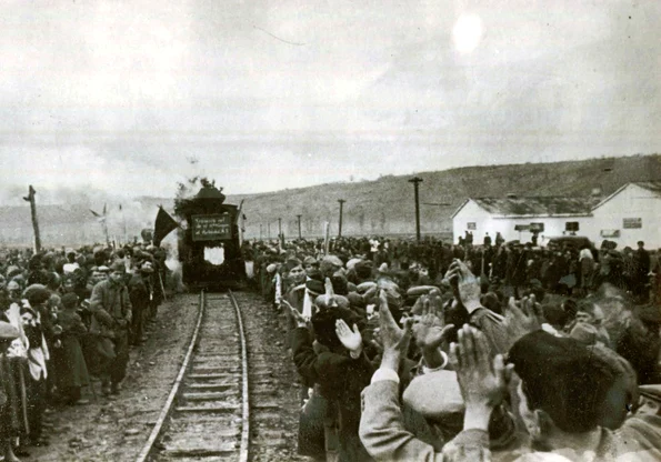 Miting cu ocazia dării în exploatare a celor două linii forestiere construite pe şantierele naţionale ale tineretului la Cerna Jiu şi Osana Cracău, în 1955 (© Fototeca online a comunismului românesc”, cota: 197/1955)