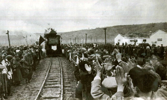 Miting cu ocazia dării în exploatare a celor două linii forestiere construite pe şantierele naţionale ale tineretului la Cerna Jiu şi Osana Cracău, în 1955 (© Fototeca online a comunismului românesc”, cota: 197/1955)