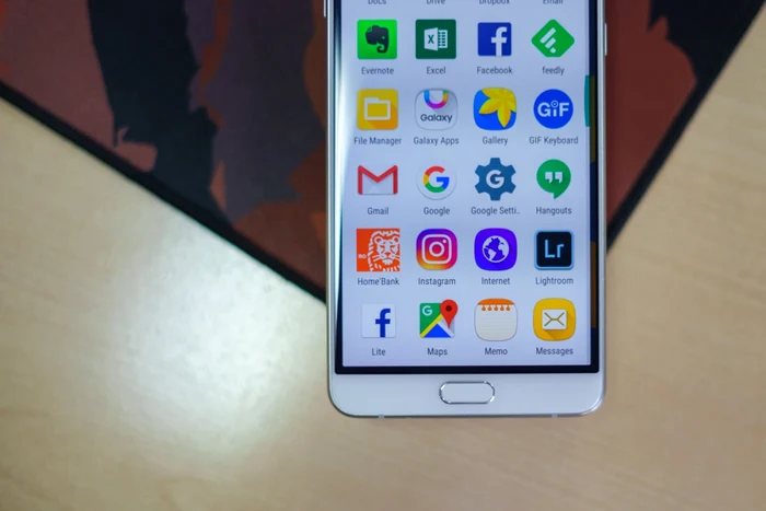 Telefoanele Samsung şi Huawei sunt printre cele mai populare cu Android. FOTO Adevărul