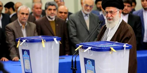 Ali Khamenei voteaza la alegerile din 26 februarie 2016 FOTO STR/AFP