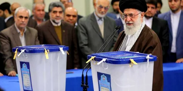 Ali Khamenei voteaza la alegerile din 26 februarie 2016 FOTO STR/AFP