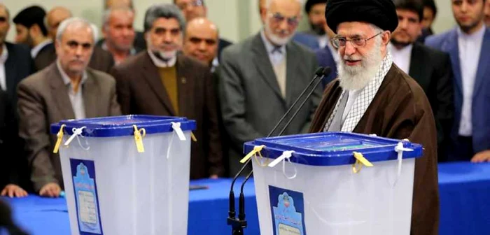 Ghidul suprem Ali Khamenei a votat la cinci minute de la deschiderea secţiilor de votare FOTO STR/AFP