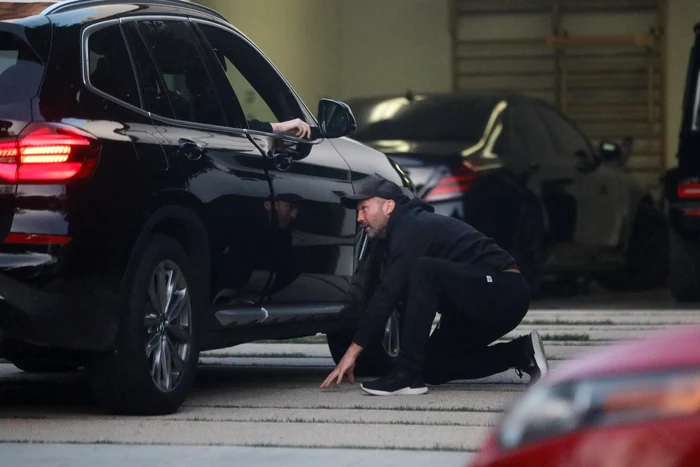 …se ascunde  după portieră  şi: Bau! 