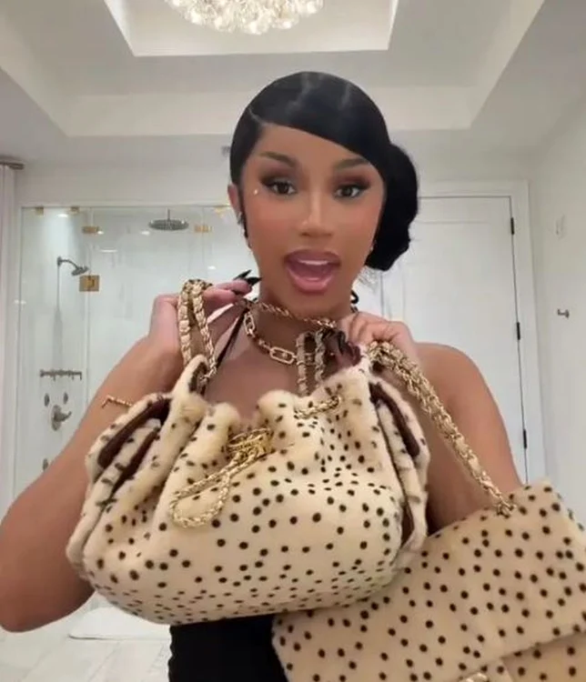 Cardi B le-a arătat fanilor ei noile ei genți Chanel cu imprimeu de ghepard
