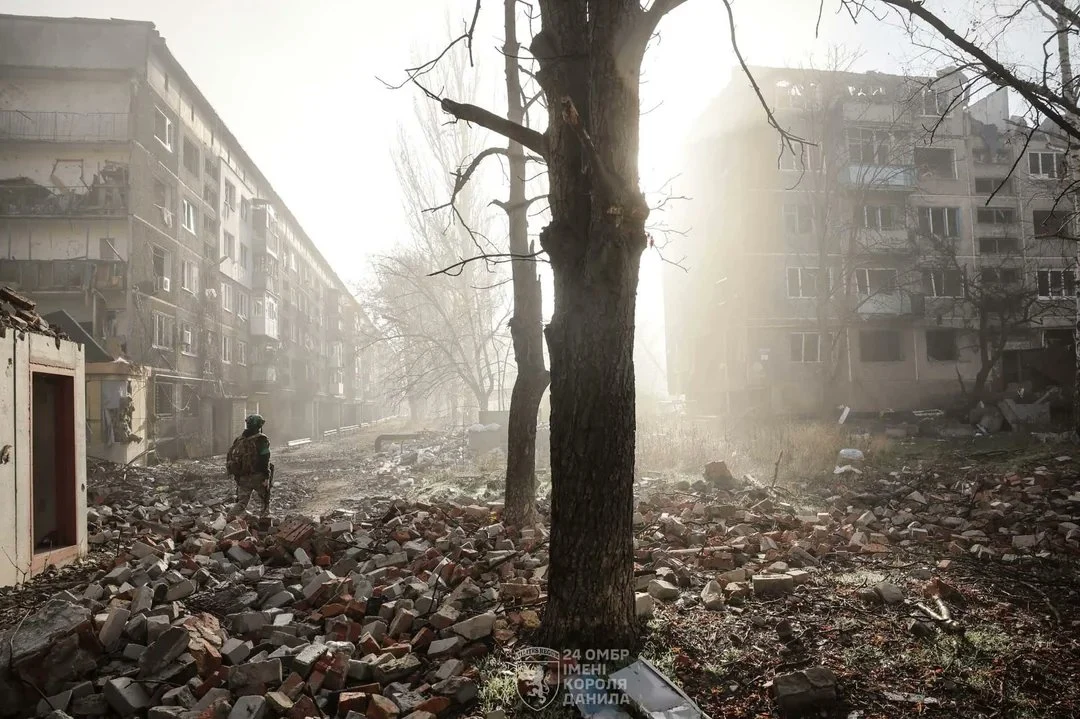 Rușii reeditează tactica silențioasă de a sufoca apărarea ucraineană într-un alt oraș din prima linie