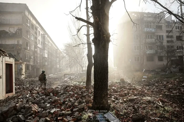 Rușii reeditează tactica silențioasă de a sufoca apărarea ucraineană într-un alt oraș din prima linie