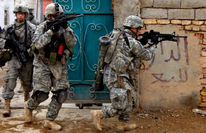 Soldaţi americani patrolează împreună cu poliţia locală din oraşul Aswad din Irak (19 februarie 2008) FOTO U.S. Navy/Petty Officer 1st Class Sean Mulligan