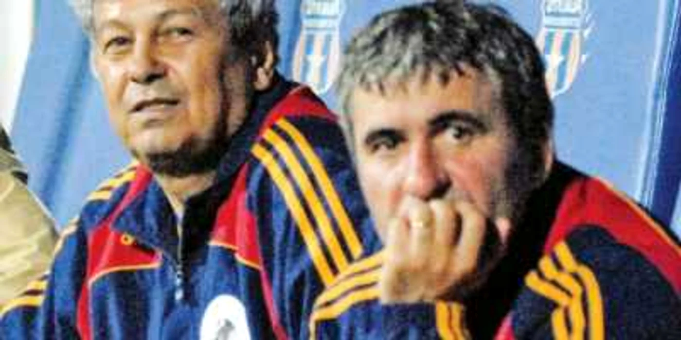 Lucescu și Hagi, pe când erau amândoi pe bancă  FOTO Captură video