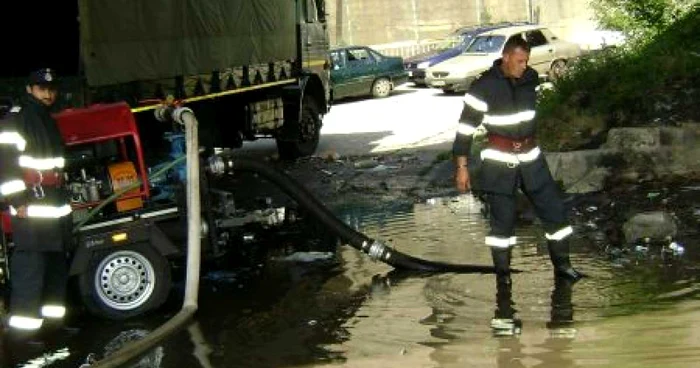 La fiecare ploaie, pasajul din vamă se inundă. Foto: Arhivă